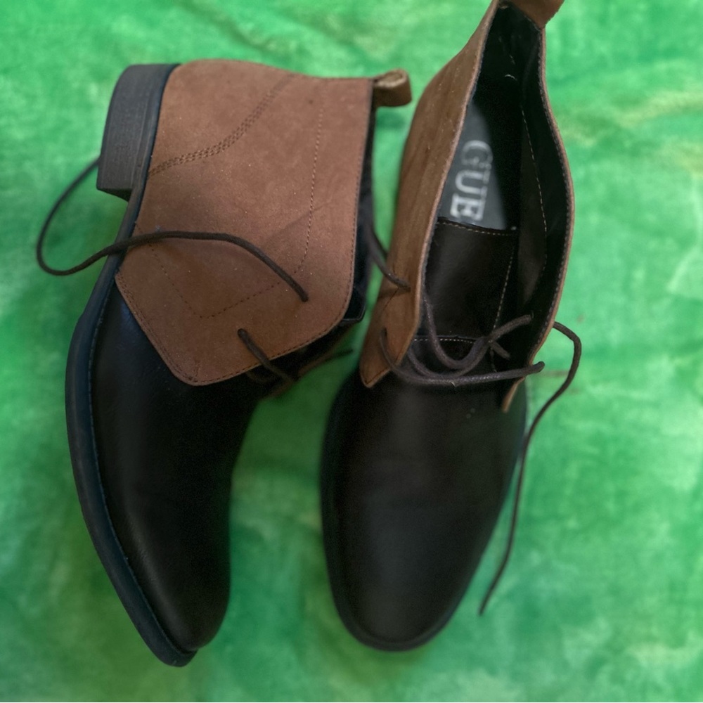 Guess Men's Black and Tan Chukka Boots